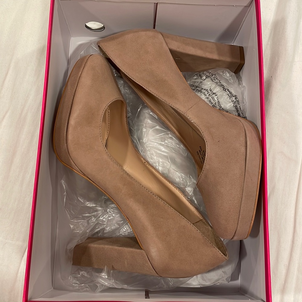 Vince Camuto Nude Platform Pumps, never worn